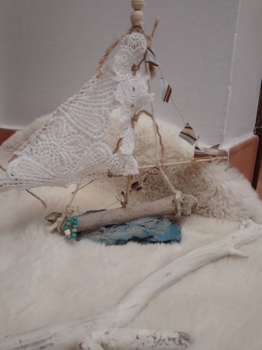 Barco Decorativo Boho con Macramé - Escultura Artesanal Náutica